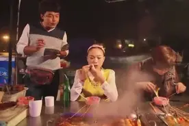 天了噜，原来妹子们是这样撸串的！图片