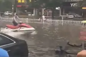 广州暴雨 男子马路上开摩托艇图片