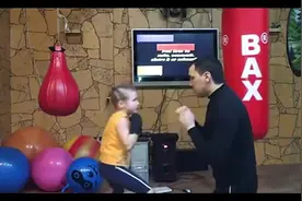 小小年纪霸气十足，出拳如风惊呆众人！图片