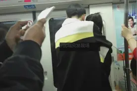 校服情侣上地铁拥吻到下车 乘客不知看哪好