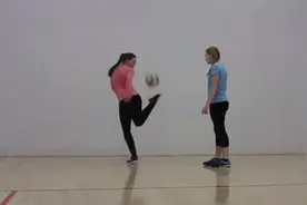 花式足球也可以玩双飞，看姐妹花表演图片