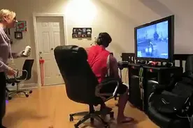 女朋友太作死，竟然敢骚扰男人打游戏