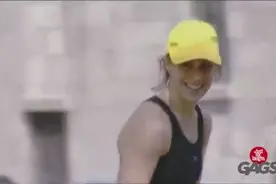 妹子公园跑步，小伙陪跑搭讪，接下来一幕让妹子笑傻了！图片