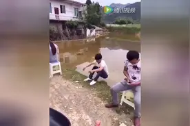 好一招螳螂捕蝉黄雀在后.这下糗大了图片