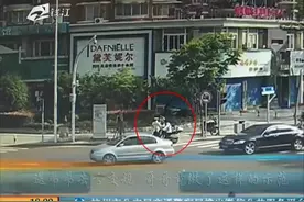 送弟弟去考交规 哥哥竟做了这样的示范图片