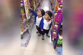 俩活宝逛超市，越看越可爱哦图片