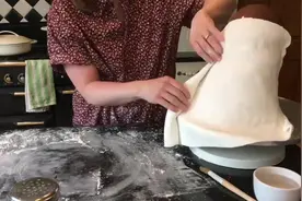 触目惊心！老外居然把一只猫咪活生生的吃掉！