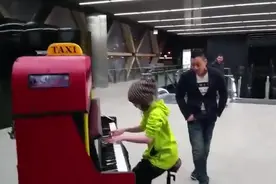 看9岁女生坐上地铁里钢琴以为她弹儿歌，接着他们就惊到马上录下图片