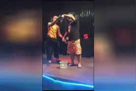 实拍：魔术现场一帅哥当众尿尿，糗死了视频封面