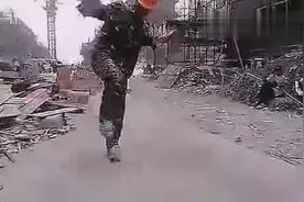 这位大叔砖都没搬完就开始鬼影舞步 不愧是工地杰克逊！图片