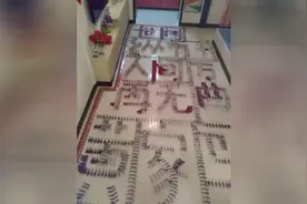 网友摆多米诺骨牌怀念黄家驹图片