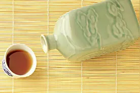 女人每天喝一杯这种酒，美容养颜抗衰老，比打玻尿酸都显年轻！视频封面