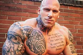 身高2米体重300斤，巨石强森加强版，这肌肉块头让人窒息！