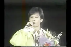 想知道王杰嗓子被毒之前的声音？他年轻时唱歌现场版告诉你视频封面