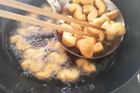 北方年味特色小吃炸花花的做法，比炸麻花省油还好吃！
