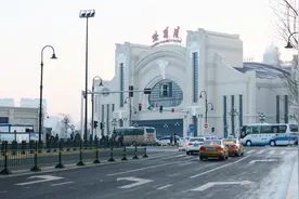 哈尔滨火车站，北广场的公交车站视频封面
