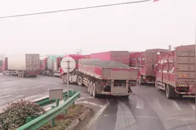 安徽庐江高速入口 排队等待上高速的大货车视频封面