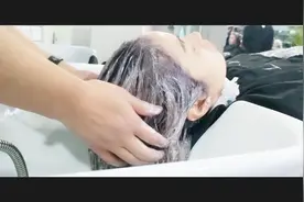 女生想改变发型 发型师给了专业建议 改变后有点不习惯 太年轻了