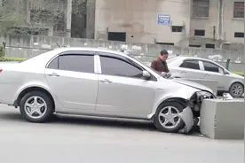 车辆出现剐蹭，保险公司客服让车主向“马路牙子”赔偿！大哥懵了视频封面