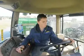 国外农场小伙，驾驶约翰迪尔拖拉机干农活