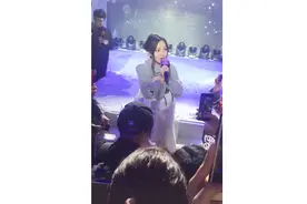 张韶涵深圳演唱会蹲下跟粉丝合唱隐形的翅膀感动到哭视频封面