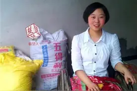轮椅女孩自强闯出天地，打动宜昌小伙，“从今往后我愿意做她的双腿”图片