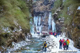 美爆！隆冬平武虎牙大峡谷蓝冰遍布图片