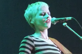 小红莓乐队传奇主唱去世，王菲曾翻唱其经典高晓松不久前刚采访过她图片