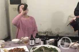 重庆30岁女子15秒喝3瓶啤酒6秒饮1瓶可乐 被称为“酒神”图片
