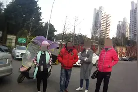 小擦挂扯皮 结果被爆出无牌无证驾驶图片