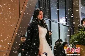 长沙女孩着婚纱造雪向男友求婚成功图片