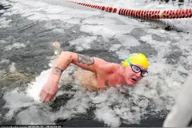 看着都冷！白俄罗斯冬泳比赛河面飘满浮冰图片