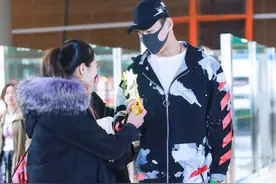 大白杨也太温柔了吧！孙杨现身机场遇粉丝送礼微笑感谢图片