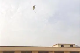 居民区上空现滑翔伞飞行 当地空中管制部门：私自飞行图片