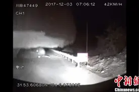 四川北川山体崩塌巨石滚落 驾驶员救下16条人命图片