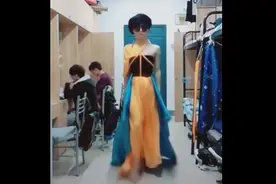 名模附体！窗帘改成礼服 工科男寝室走秀气场全开图片