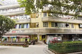 重庆24层“网红楼”没电梯 3个出口通往3条街图片
