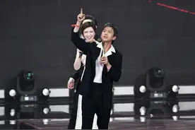 邓超复古造型亮相微博之夜 绅士搞怪画风无缝切换图片