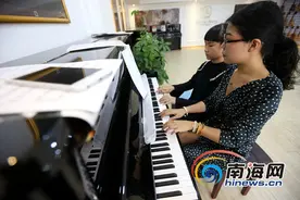 海南童星盛典探班：师徒合作将上演四手连弹钢琴图片