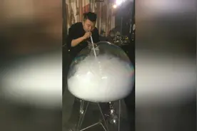 高手在民间，我就是不明白为什么后面那两个人可以那么淡定视频封面