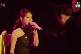 IU李知恩清州演唱会深情演唱，人气爆满，太厉害了视频封面
