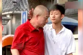 张一山隐瞒多年的父亲曝光，没想到是他，难怪张一山不公开视频封面