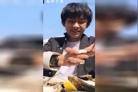 千玺化身“小恶魔”给胖虎吃生蚝，当然加了很多柠檬汁视频封面