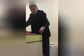 东北小哥炫耀自己的宝贝，员工不搭理，直接问：你是不是不想干了视频封面