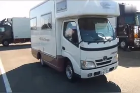 带太阳能板和马桶的方形丰田EuroStar房车，功能升级后你喜欢吗？