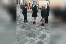 日本高中的冬季校服，难道她们不怕冷吗？夏天是不是就不用穿了？