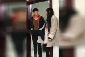 美女故意刁难小伙，让他从胯下钻过去，小伙子一举动让她羞愧视频封面