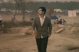 男子撞见妻子与情妇约会打情骂俏，扎心了！视频封面