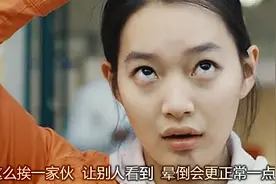 美女被掉落的铁锤砸到头居然一点事都没有，吓呆众人视频封面