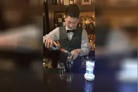 这样的调酒师的工资，一个月应该上万吧！视频封面